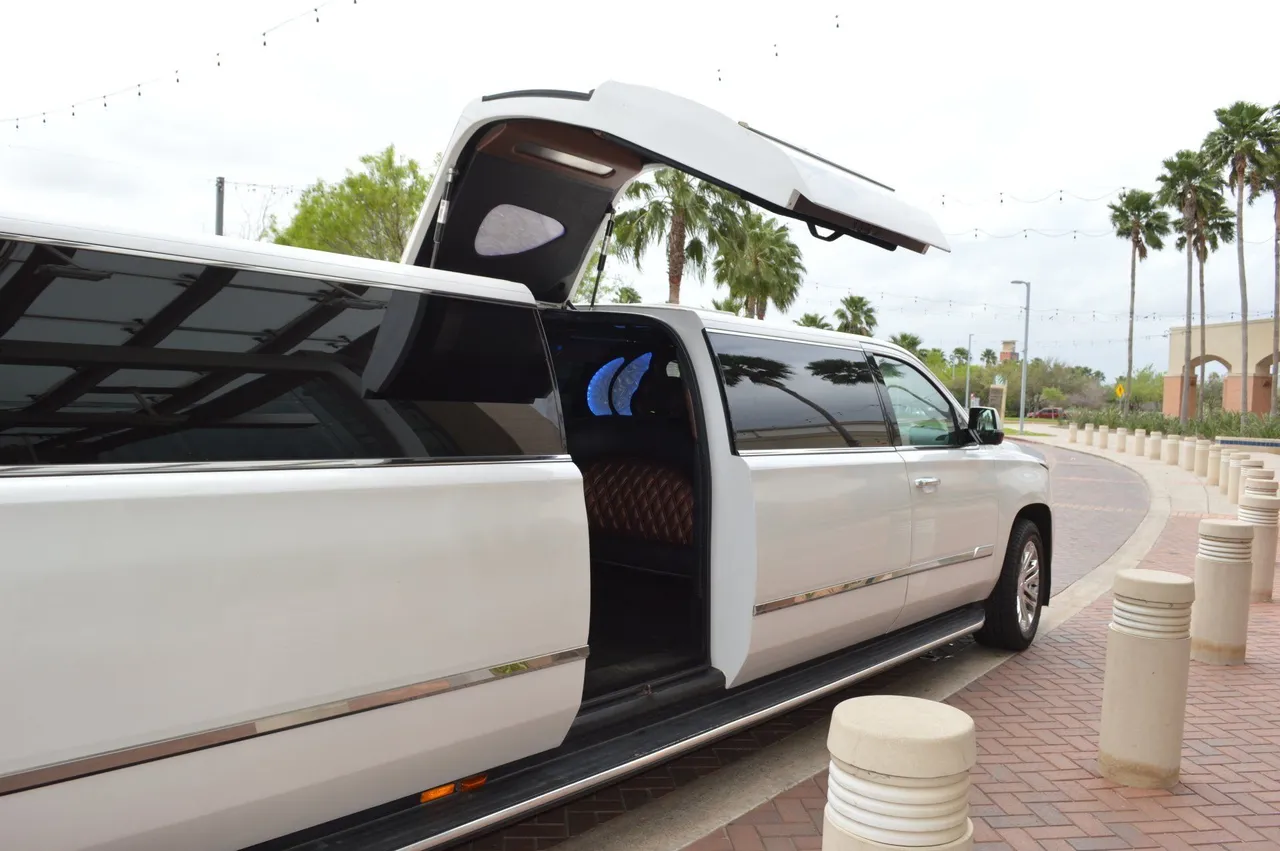 Escalade Limousines, black (7) Escalade Limousines, black (7)