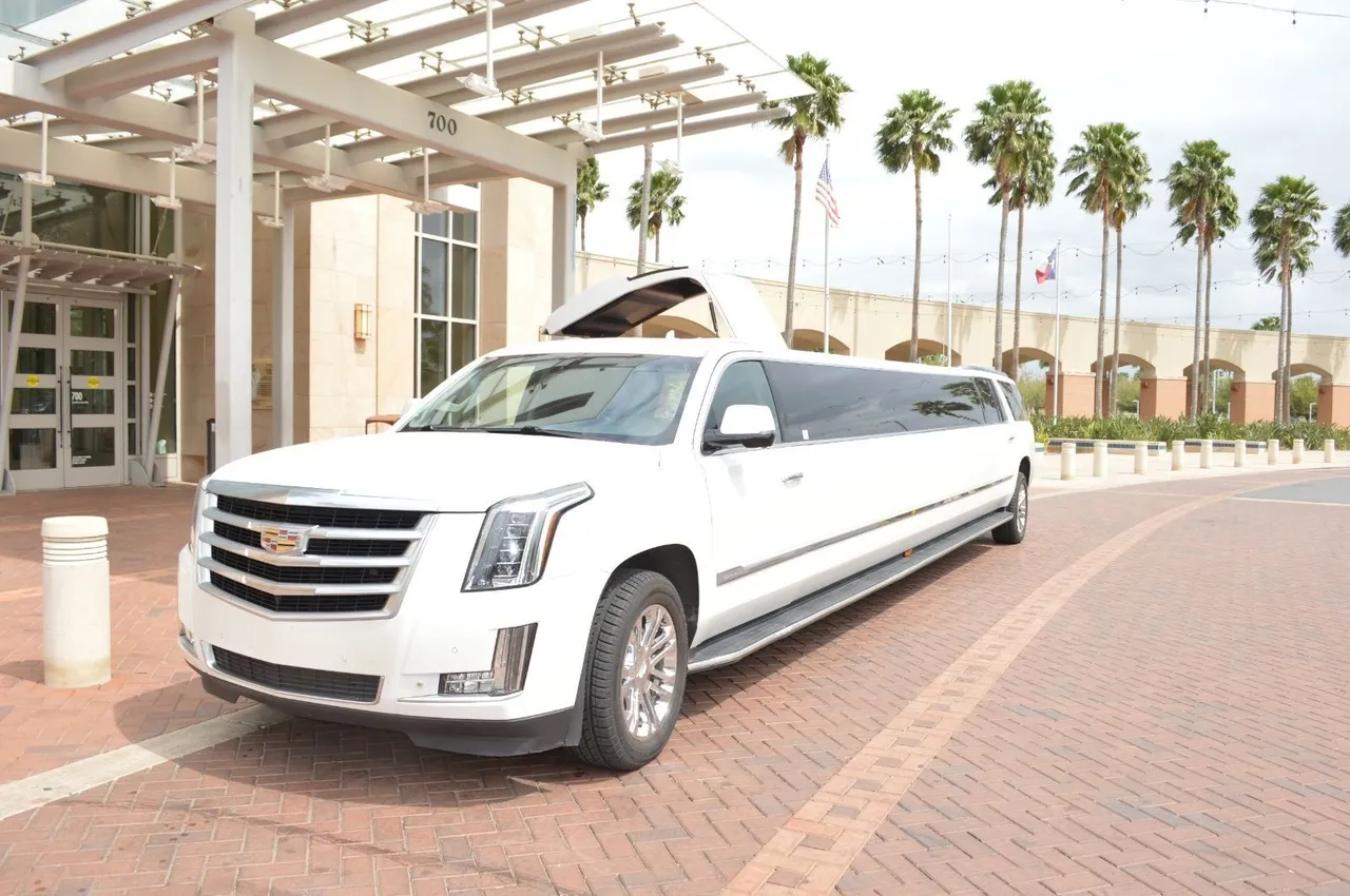 Escalade Limousines, black (5) Escalade Limousines, black (5)